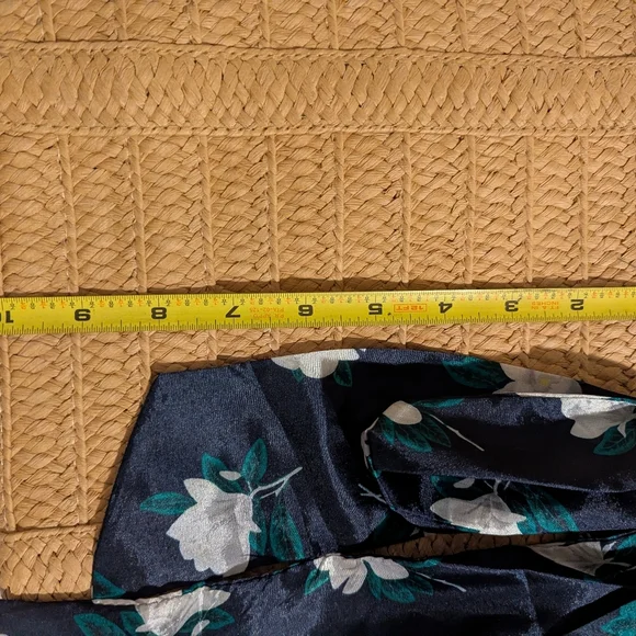 NWT Women's Draper James One Size Beige Straw Tote Bag with Navy Blue Scarf - Picture 4 of 5